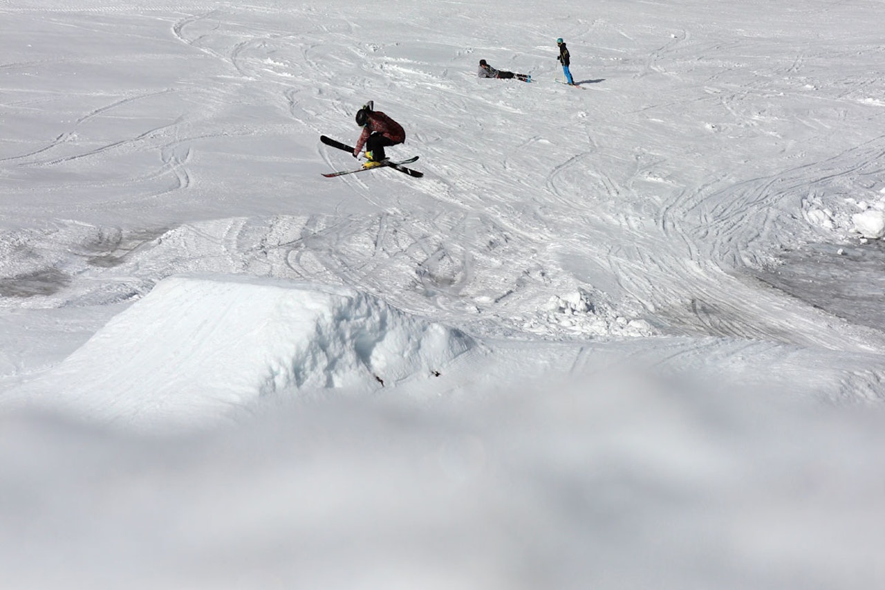 SISTE DAG: Mary Birkeland og resten av elevene ved Sauda VGS koste seg i den lille og improviserte –men gode- parken på Folgefonna sist uke. Foto: TC Øye SISTE DAG: Mary Birkeland og resten av elevene ved Sauda VGS koste seg i den lille og improviserte –men gode- parken på Folgefonna sist uke. Foto: TC Øye