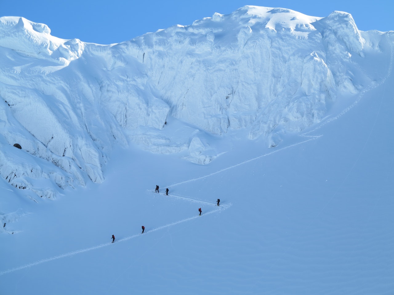 Å leie seg en guide for å dra på toppturer på ski har virkelig tatt av, forteller tindevegleder Halvor Dannevig i Bre og Fjell. Foto: Sandra Lappegard