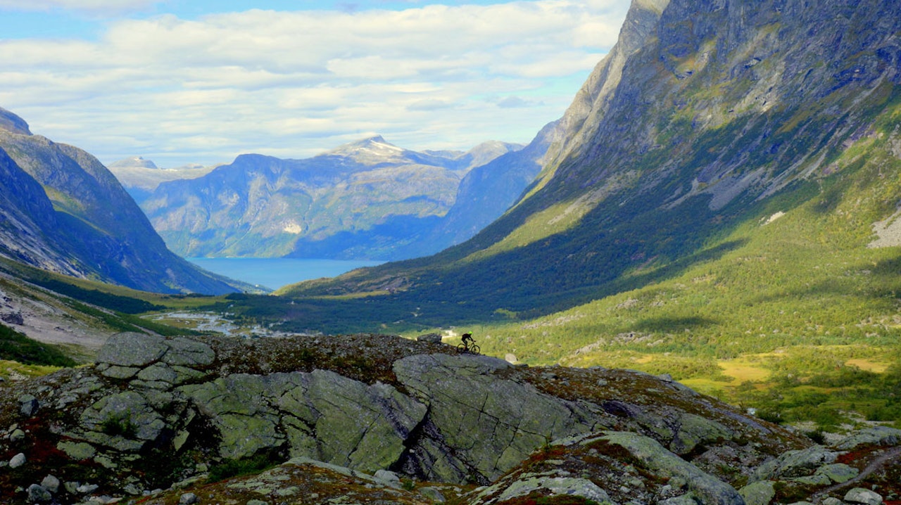 MEKTIGE OMGIVELSER: Stisyklinga på Stryn foregår på steder som minner lite om Nordmarka. Foto: Tommy Aslaksen MEKTIGE OMGIVELSER: Stisyklinga på Stryn foregår på steder som minner lite om Nordmarka. Foto: Tommy Aslaksen