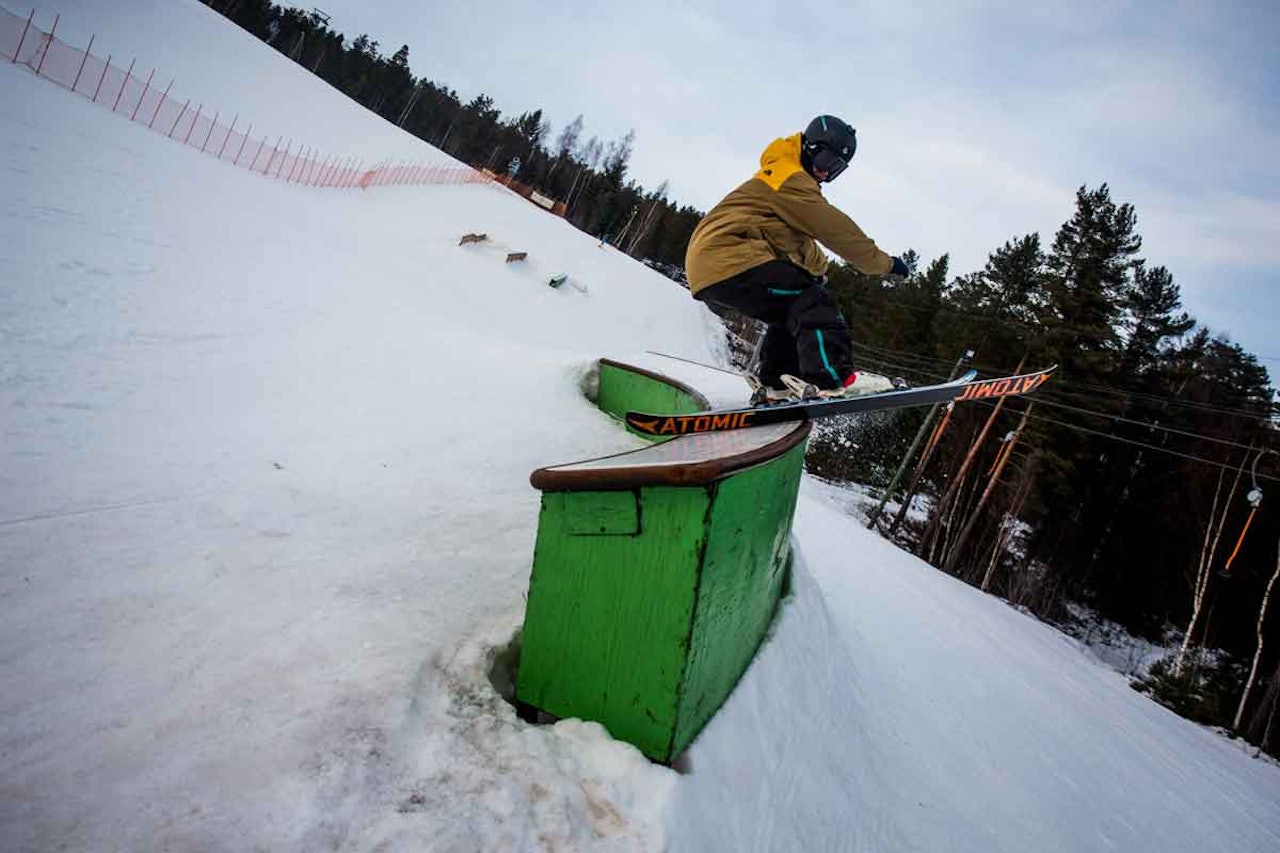TRE RAILS: Parksjef i Drammen skisenter, Anders Haugerud, tester en av railsene i norgescupløypa. Foto: Andreas Løve Storm Fausko TRE RAILS: Parksjef i Drammen skisenter, Anders Haugerud, tester en av railsene i norgescupløypa. Foto: Andreas Løve Storm Fausko