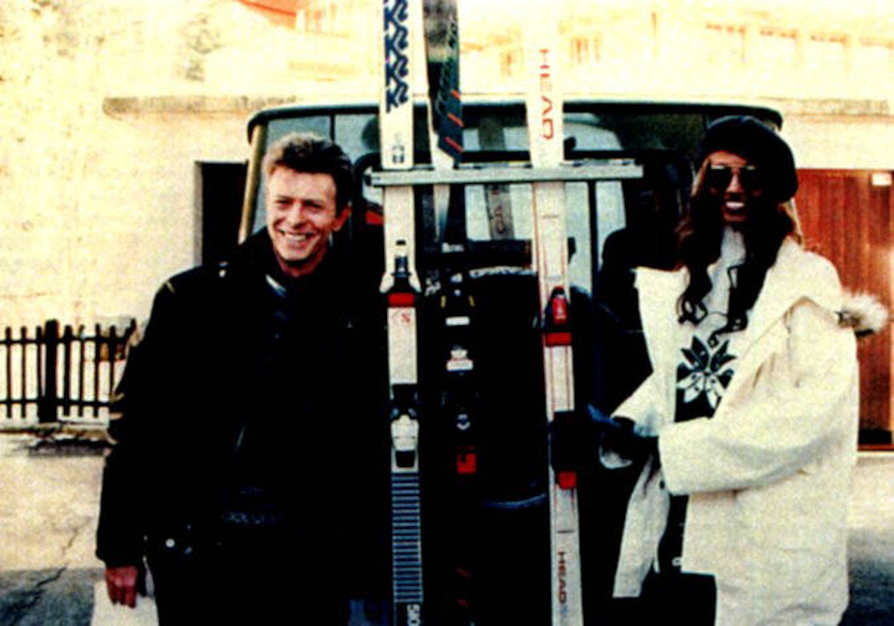 SKIKJØRER: David Bowie er også fotografert med ski på beina. Foto: Ukjent