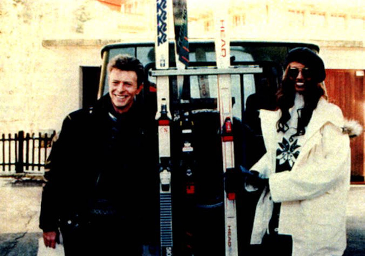 SKIKJØRER: David Bowie er også fotografert med ski på beina. Foto: Ukjent SKIKJØRER: David Bowie er også fotografert med ski på beina. Foto: Ukjent