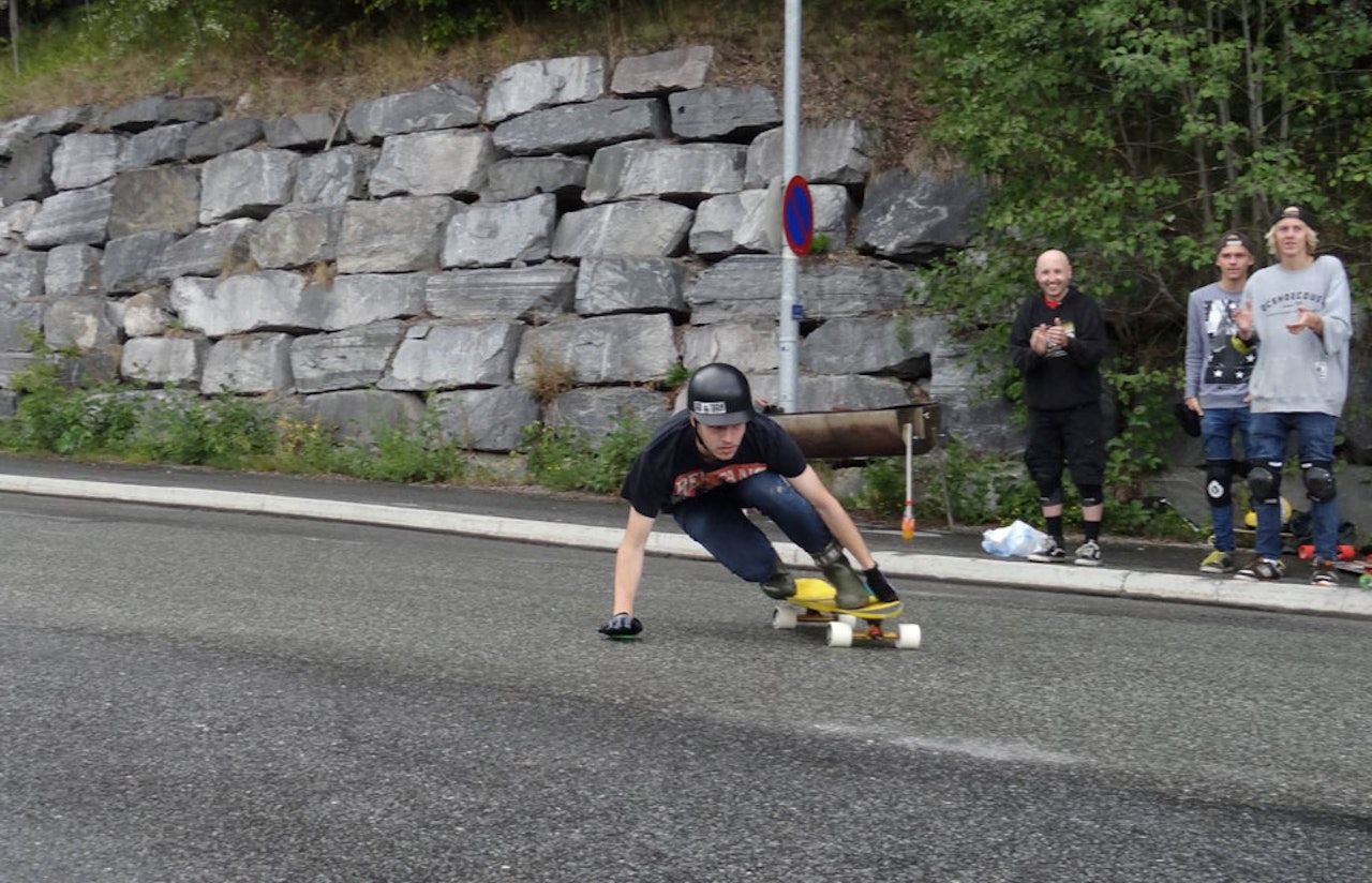 DOWNHILLFEST: 20 skatere deltok i Kongsberg Downhillfest . Her er det Sammy Hasselberg –som ble nummer seks- oms drar på. Foto: Peter Andersson DOWNHILLFEST: 20 skatere deltok i Kongsberg Downhillfest . Her er det Sammy Hasselberg –som ble nummer seks- oms drar på. Foto: Peter Andersson