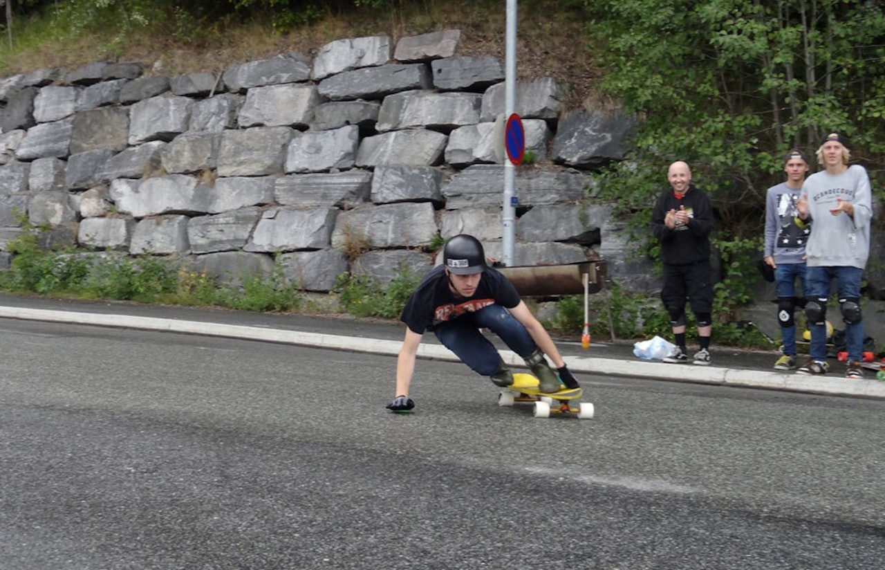 DOWNHILLFEST: 20 skatere deltok i Kongsberg Downhillfest . Her er det Sammy Hasselberg –som ble nummer seks- oms drar på. Foto: Peter Andersson
