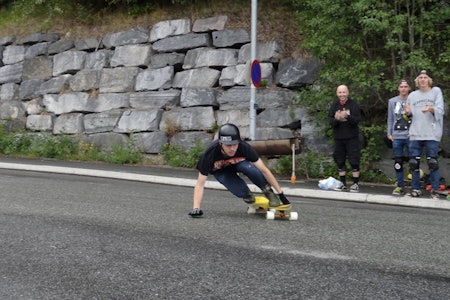 DOWNHILLFEST: 20 skatere deltok i Kongsberg Downhillfest . Her er det Sammy Hasselberg –som ble nummer seks- oms drar på. Foto: Peter Andersson