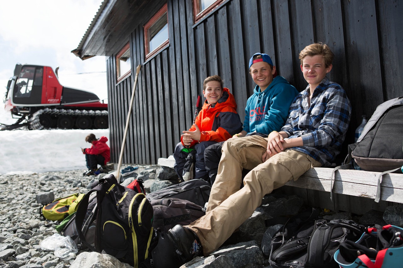 VARMT: Ingenting å utsette på temperaturen da gutta avslutta ei uke med park-camp like under Galdhøpiggen fredag. Fra venstre: Kristoffer Klavins, Thomas Djupdal og Even Kroon. I bakgrunnen: Jesper Tjäder som sjekker Facebook. Foto: Tore Meirik VARMT: Ingenting å utsette på temperaturen da gutta avslutta ei uke med park-camp like under Galdhøpiggen fredag. Fra venstre: Kristoffer Klavins, Thomas Djupdal og Even Kroon. I bakgrunnen: Jesper Tjäder som sjekker Facebook. Foto: Tore Meirik