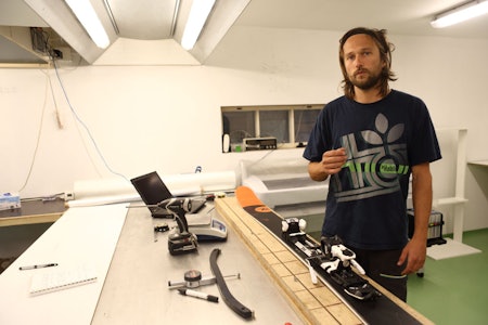 GRUNDIG: Endre Hals går ekstremt grundig til verks når han tester ski, noe som har gjort Fri Flyts skitest helt unik. Endres oppfinnelse SFI –som gir et nøyaktig bilde av skiens fleks- er sentralt i prosessen. Foto: Tore Meirik