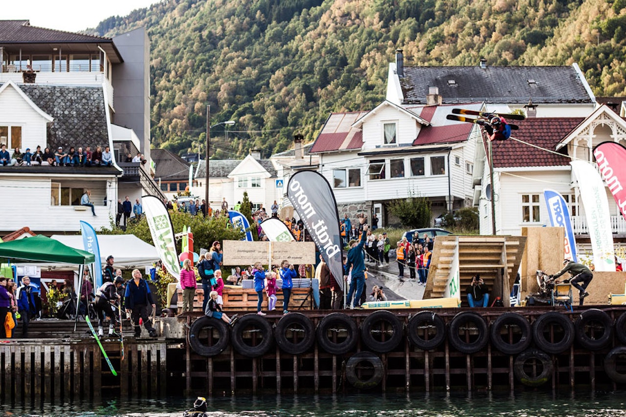 STIL: Tøffe triks og god stemning under Big air-konkurransen på kaia i Sogndal i helga. Foto: Tom Lund STIL: Tøffe triks og god stemning under Big air-konkurransen på kaia i Sogndal i helga. Foto: Tom Lund