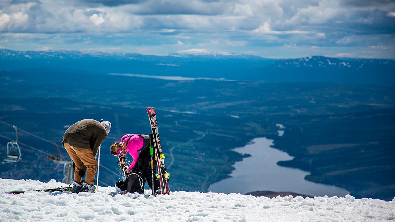 Jackie Paaso og Jenny Liljegren tok med både ski og sykkel for å kjøre i Åre. Foto: Åre Media Network