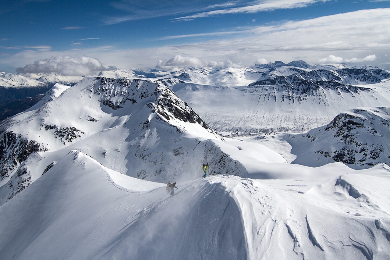 SUNNMØRE: Karsten Gefle på vei opp et av fjellene i Sunnmørsalpene. Foto: Søren Rickards