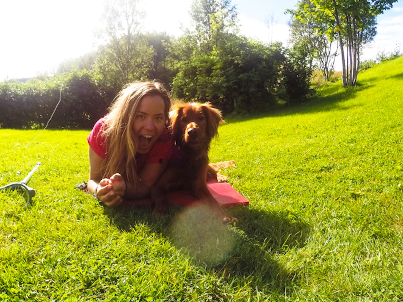 PIA OG SAM: Her er Pia Nic sammen med treningspartneren Sam hjemme på plenen i Sortland. Foto: Pia Nic PIA OG SAM: Her er Pia Nic sammen med treningspartneren Sam hjemme på plenen i Sortland. Foto: Pia Nic