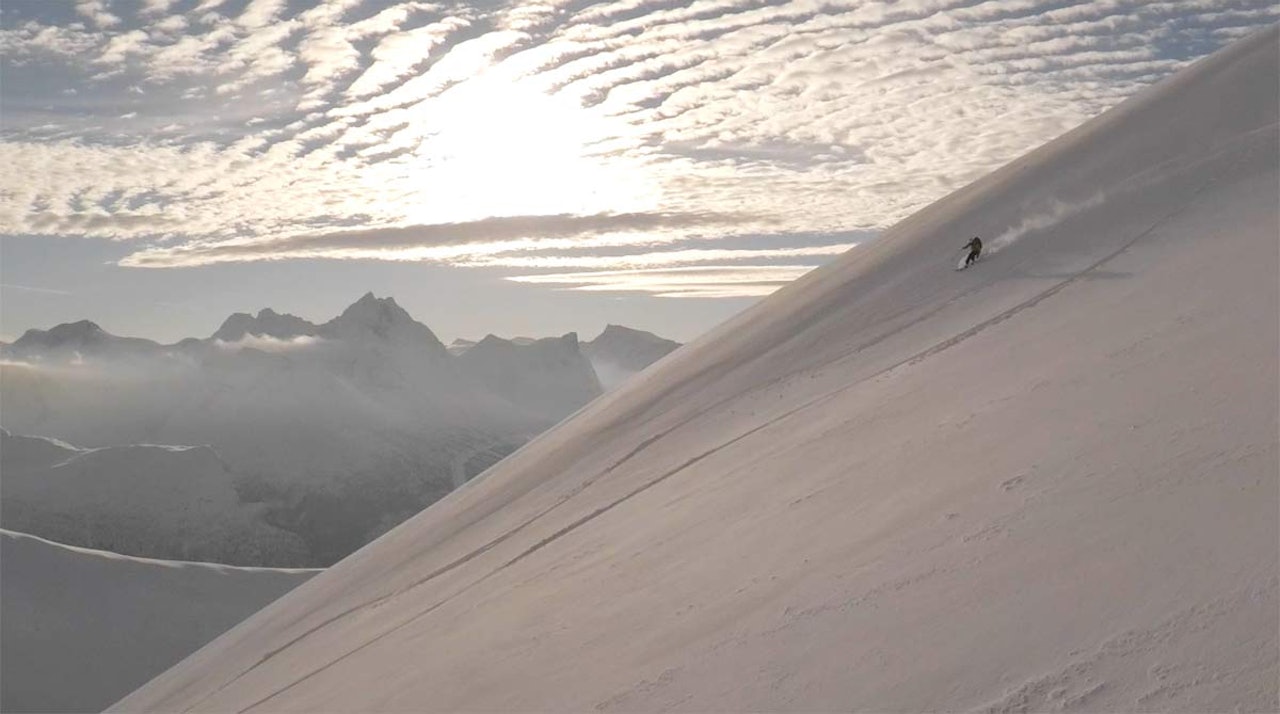 SJELDNE VINKLER: Lett toppturutstyr blir ikke mindre viktig når man skal ha med seg drone til topps i tillegg. Men da er sjansen stor for å få fantastiske bilder. SJELDNE VINKLER: Lett toppturutstyr blir ikke mindre viktig når man skal ha med seg drone til topps i tillegg. Men da er sjansen stor for å få fantastiske bilder.