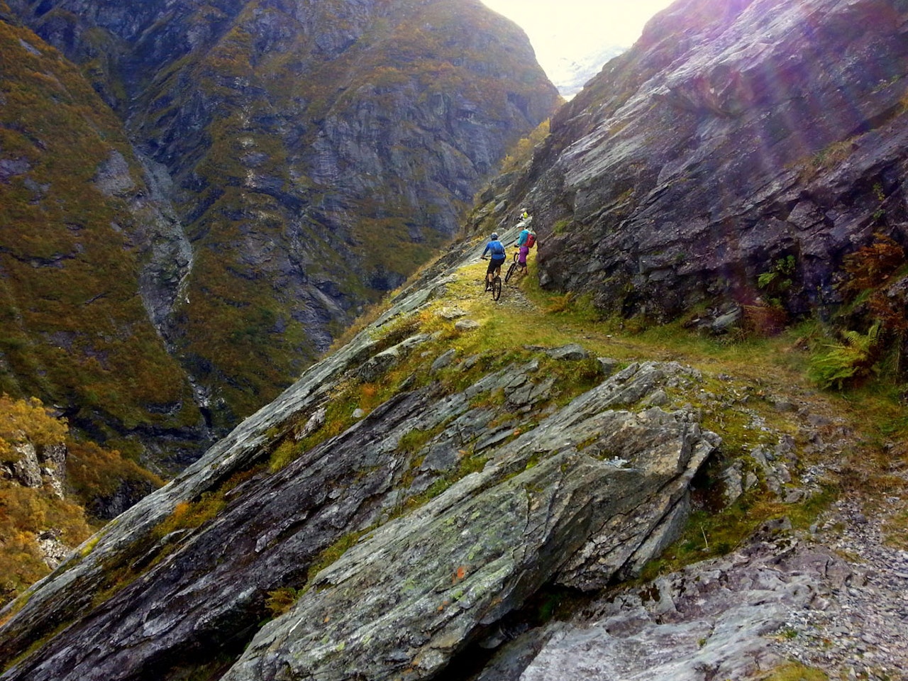 RÅFLOTT: Sjeldne omgivelser og superfet sykling er sentrale stikkord for stisyklinga rundt Stryn. Himalayastien er kanskje Norges råeste stisykkeltur. Foto: Jörgen Fredriksson RÅFLOTT: Sjeldne omgivelser og superfet sykling er sentrale stikkord for stisyklinga rundt Stryn. Himalayastien er kanskje Norges råeste stisykkeltur. Foto: Jörgen Fredriksson