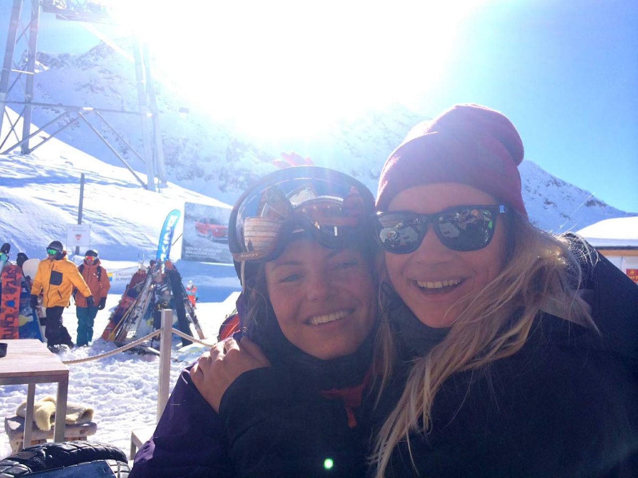 TRØST: Anja Alme Gardli (til venstre) fikk trøst av venninne og konkurrent Linn Cecilie Mæhlum etter kræsjen i dagens finale. TRØST: Anja Alme Gardli (til venstre) fikk trøst av venninne og konkurrent Linn Cecilie Mæhlum etter kræsjen i dagens finale.