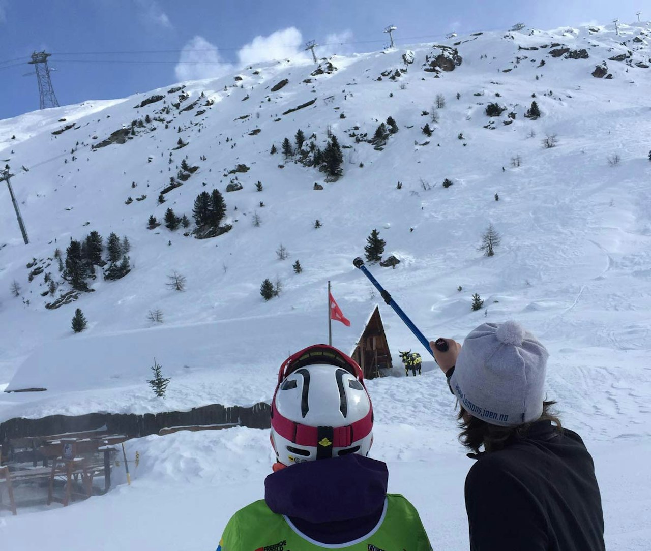 COACH PÅ KRYKKER: Henrik Gangsø skadet kneet i Livigno, men stiller opp for de andre norske kjørerne i FWQ-konkurransene i Alpene. Her gir han noen gode råd til Anja Alme Gardli, som ble beste norske kjører i dag. Foto: Daniel Gangsø COACH PÅ KRYKKER: Henrik Gangsø skadet kneet i Livigno, men stiller opp for de andre norske kjørerne i FWQ-konkurransene i Alpene. Her gir han noen gode råd til Anja Alme Gardli, som ble beste norske kjører i dag. Foto: Daniel Gangsø