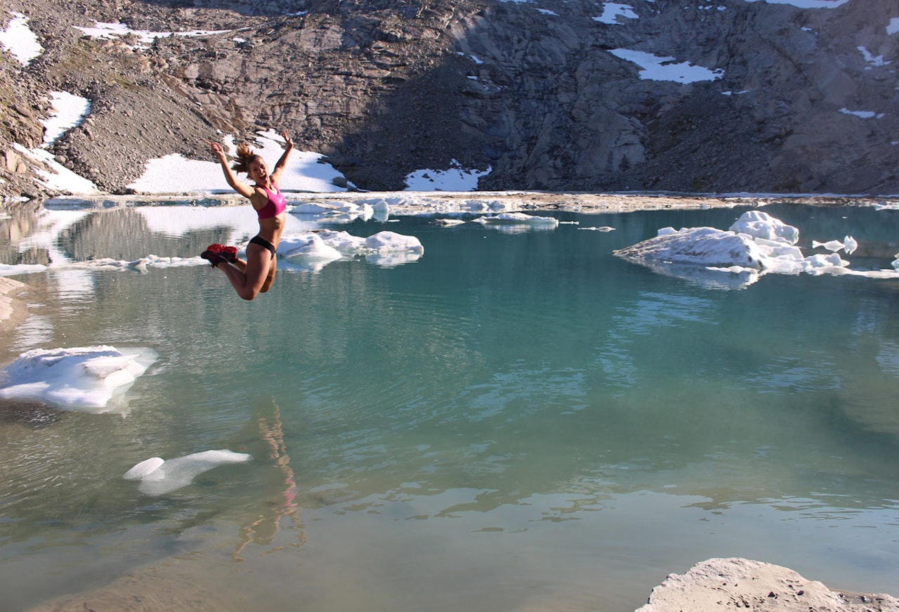 BADINGS: Ida Rishaug stakk til fjells og tok seg et bad nord for polarsirkelen –med joggeskoa på. BADINGS: Ida Rishaug stakk til fjells og tok seg et bad nord for polarsirkelen –med joggeskoa på.