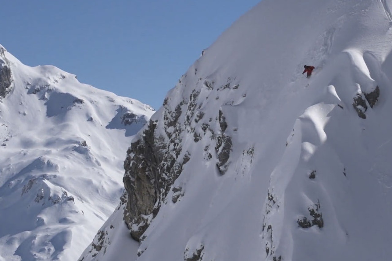 BORTEBANE: Henrik Harlaut er mest kjent for å kjøre med store klær i parken, men i traileren kjører han med store klær til fjells også. BORTEBANE: Henrik Harlaut er mest kjent for å kjøre med store klær i parken, men i traileren kjører han med store klær til fjells også.