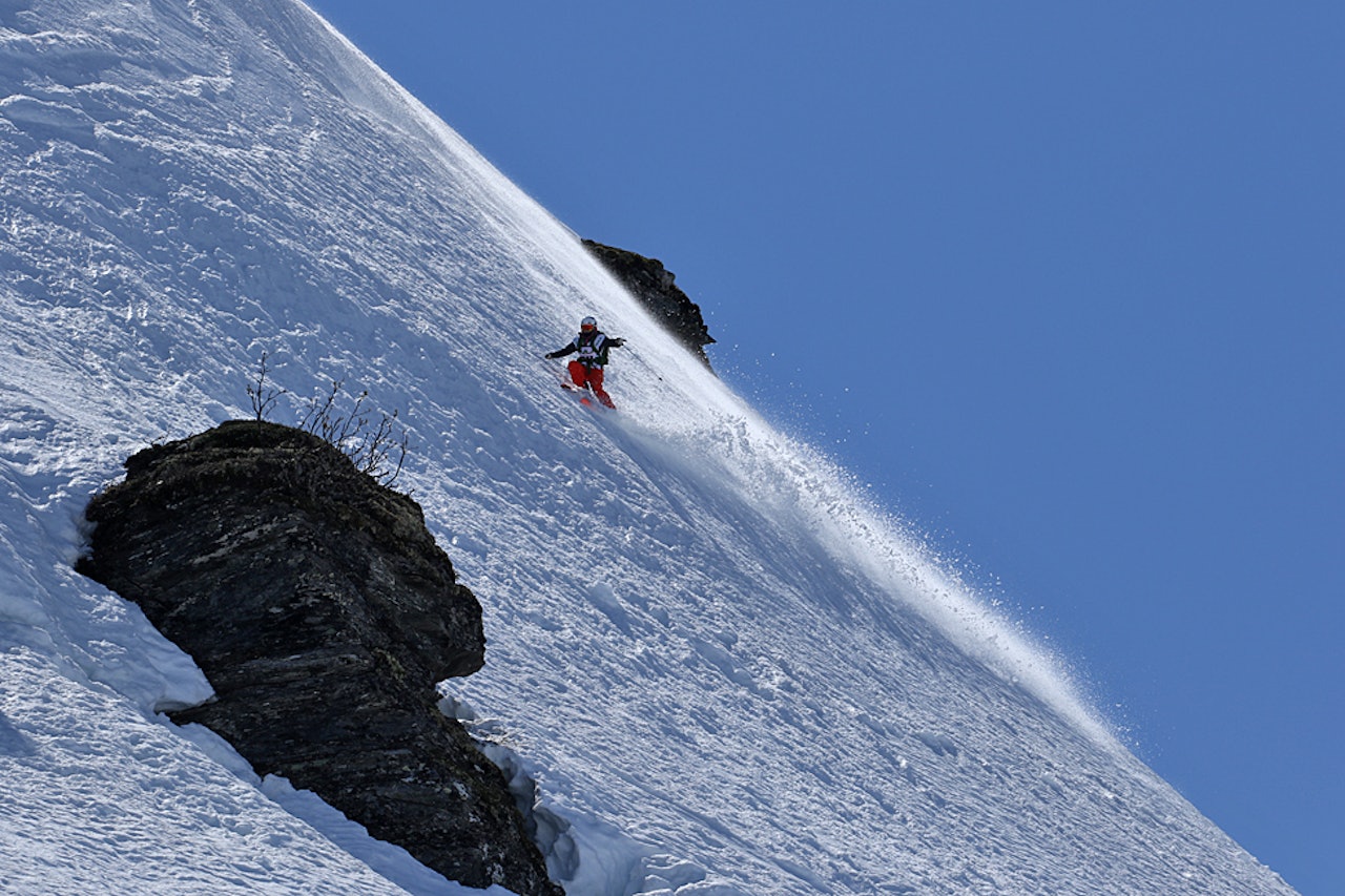 HISTORISK: Hedvig Wessel gjorde en svær backflip i tirsdagens frikjøringskonkurranse på Vikafjellet –få minutter etter at Vilde Fimreite (16) gjorde det samme. Så vidt vi kjenner til har aldri to backflips av dette kaliberet blitt gjort av jenter i en norsk frikjøringskonkurranse før. Foto: Kalle Hägglund HISTORISK: Hedvig Wessel gjorde en svær backflip i tirsdagens frikjøringskonkurranse på Vikafjellet –få minutter etter at Vilde Fimreite (16) gjorde det samme. Så vidt vi kjenner til har aldri to backflips av dette kaliberet blitt gjort av jenter i en norsk frikjøringskonkurranse før. Foto: Kalle Hägglund