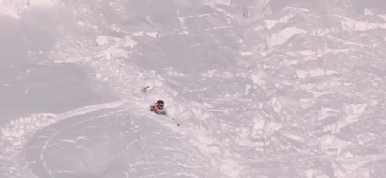 HER LØSNER SNØEN: Lopez falt og var på vei opp for å hente skien da skredet gikk.