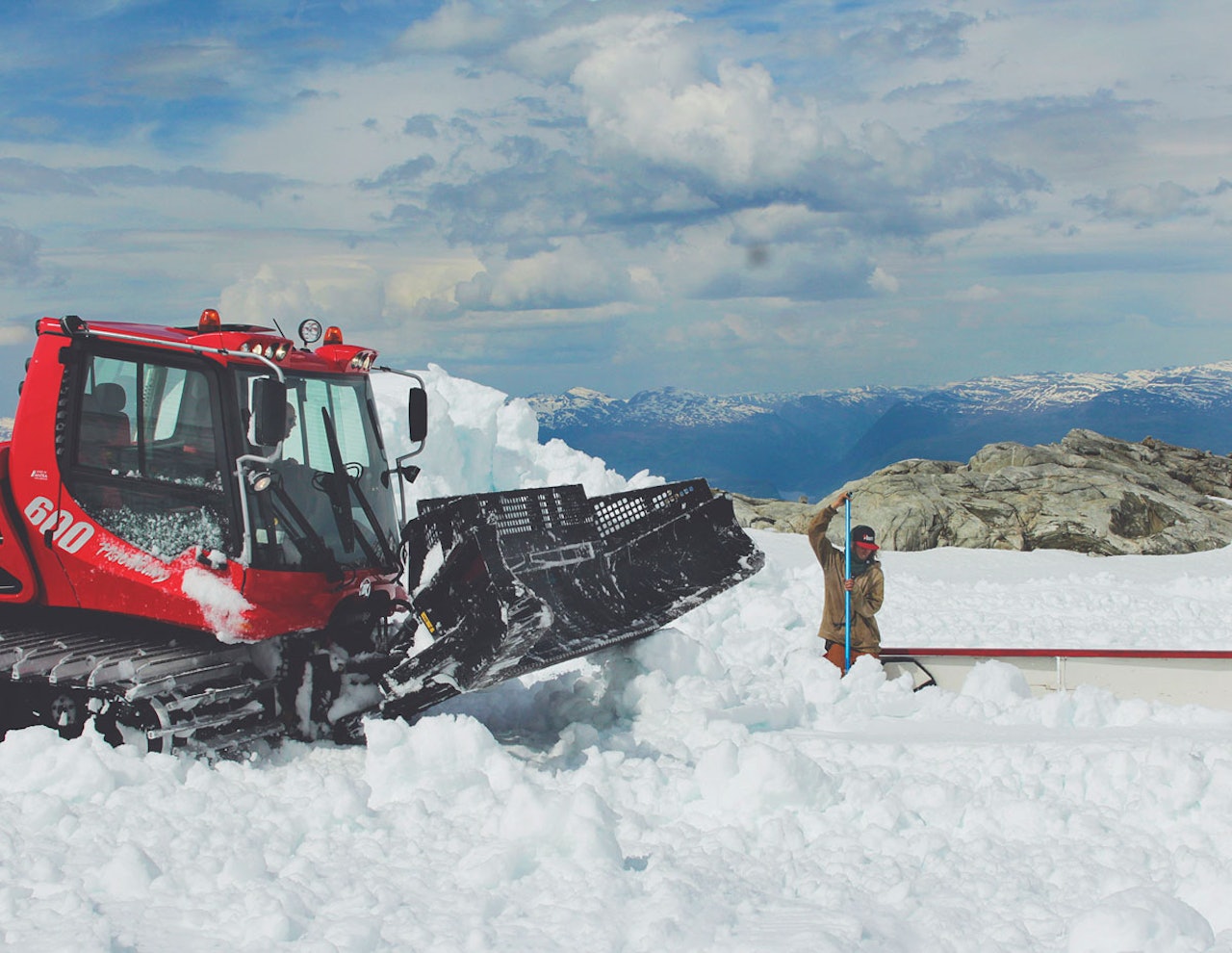 THE SHAPER-LIFE: Øyvind Fykse har dokumentert en sommer som shaper på Folgefonna. Her graves det rails med Emil Fossheim i maskina og Len Roald Jørgensen utenfor. Foto: Øyvind Fykse THE SHAPER-LIFE: Øyvind Fykse har dokumentert en sommer som shaper på Folgefonna. Her graves det rails med Emil Fossheim i maskina og Len Roald Jørgensen utenfor. Foto: Øyvind Fykse