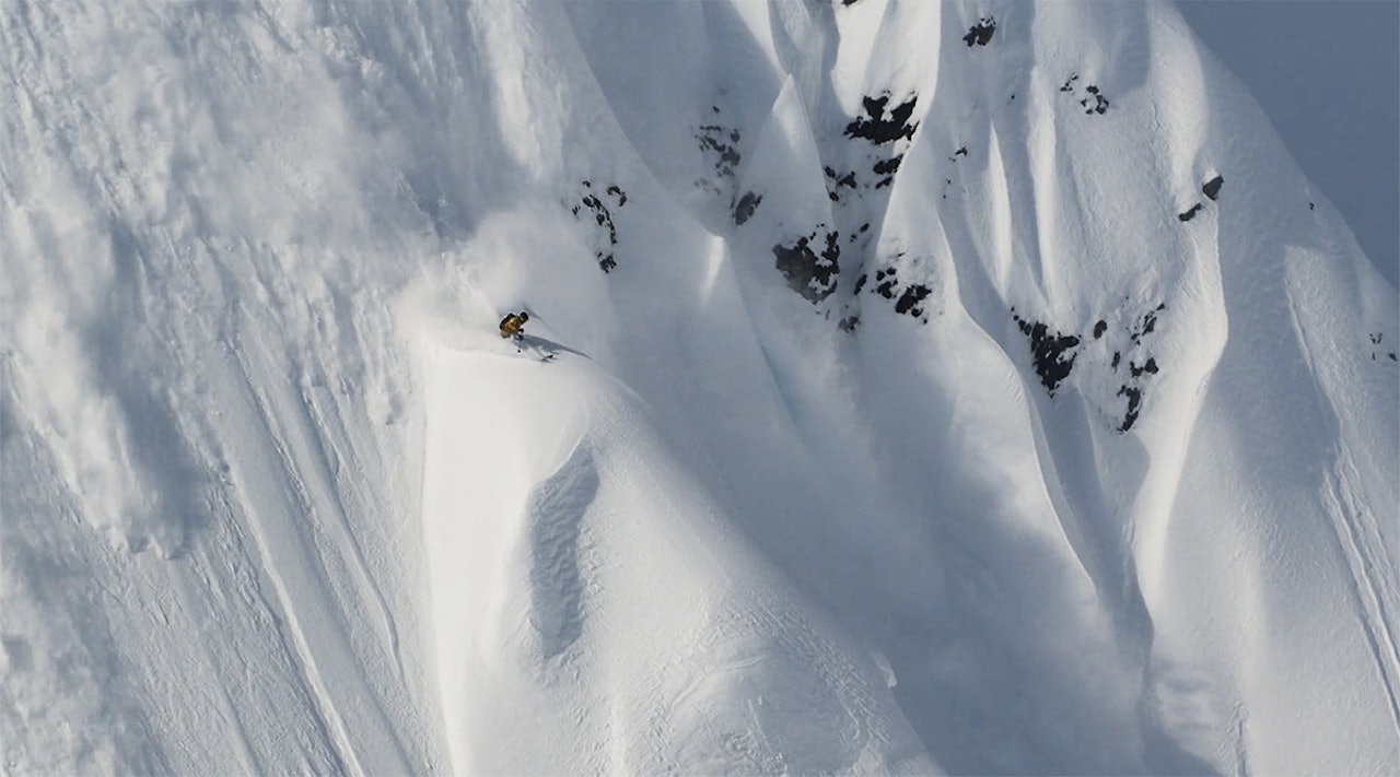 STORFJELL: James Heim viser hvor skapet skal stå i denne filmen. Foto: Skjermdump STORFJELL: James Heim viser hvor skapet skal stå i denne filmen. Foto: Skjermdump
