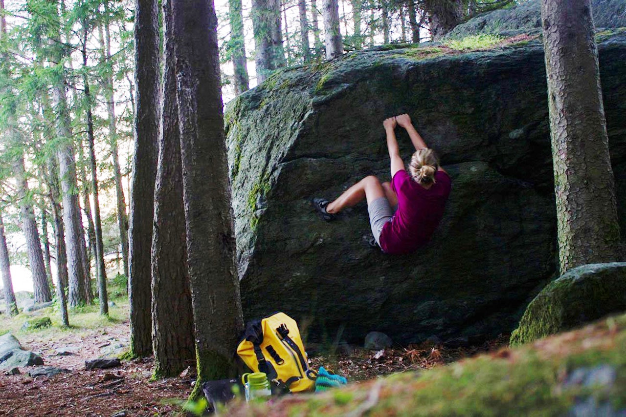 BULDER: Asgeir Rusti sendte inn dette flotte helgebildet av Ragni Odeen som buldrer på Osnes i Etne. Foto: Asgeir Rusti BULDER: Asgeir Rusti sendte inn dette flotte helgebildet av Ragni Odeen som buldrer på Osnes i Etne. Foto: Asgeir Rusti