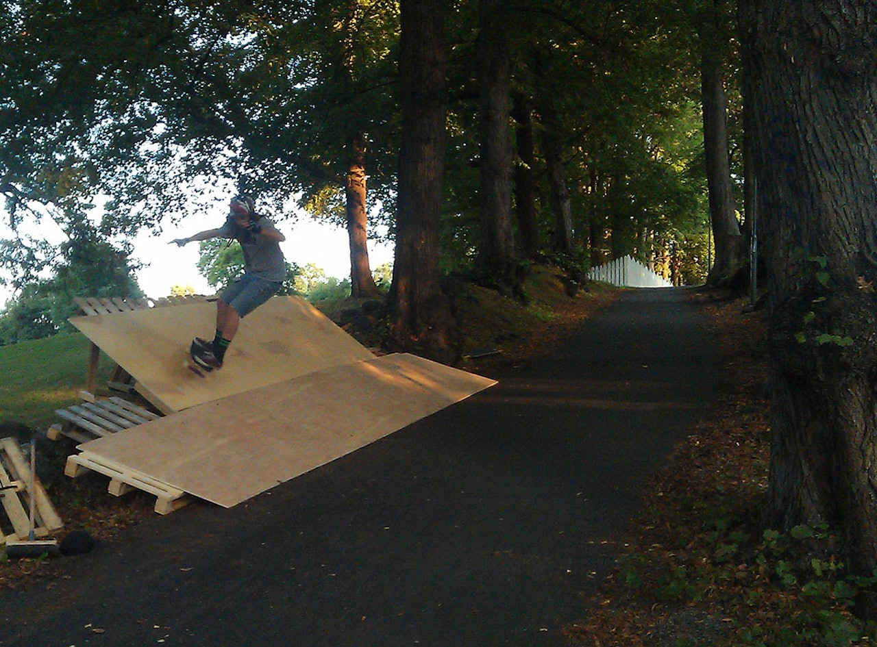 CROSS: Skateboardcross foregår i en asfaltert nedoverbakke med en drøss banks og kickere. Foto: Marius Jørgensen CROSS: Skateboardcross foregår i en asfaltert nedoverbakke med en drøss banks og kickere. Foto: Marius Jørgensen