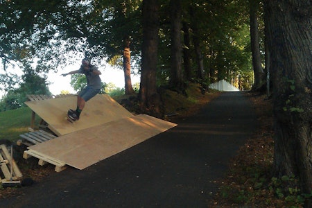 CROSS: Skateboardcross foregår i en asfaltert nedoverbakke med en drøss banks og kickere. Foto: Marius Jørgensen