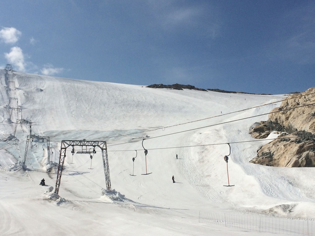 BLÅIS: Store snømengder har smelta på Folgefonna de siste ukene, og blåisen er synlig i skisenteret. Terrengparken er nå stengt, men skisenteret holder åpent ut august. Bildet ble tatt tirsdag denne uka. Foto: Andreas Skogseth BLÅIS: Store snømengder har smelta på Folgefonna de siste ukene, og blåisen er synlig i skisenteret. Terrengparken er nå stengt, men skisenteret holder åpent ut august. Bildet ble tatt tirsdag denne uka. Foto: Andreas Skogseth