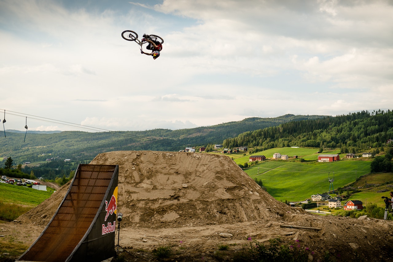 ANDREU, ANDREU: Superstjerna Andreu Lacondeguy fra Spania koser seg med en svæææææææær flatspin i luftrommet over Ål. Foto: Martin Innerdal Dalen ANDREU, ANDREU: Superstjerna Andreu Lacondeguy fra Spania koser seg med en svæææææææær flatspin i luftrommet over Ål. Foto: Martin Innerdal Dalen
