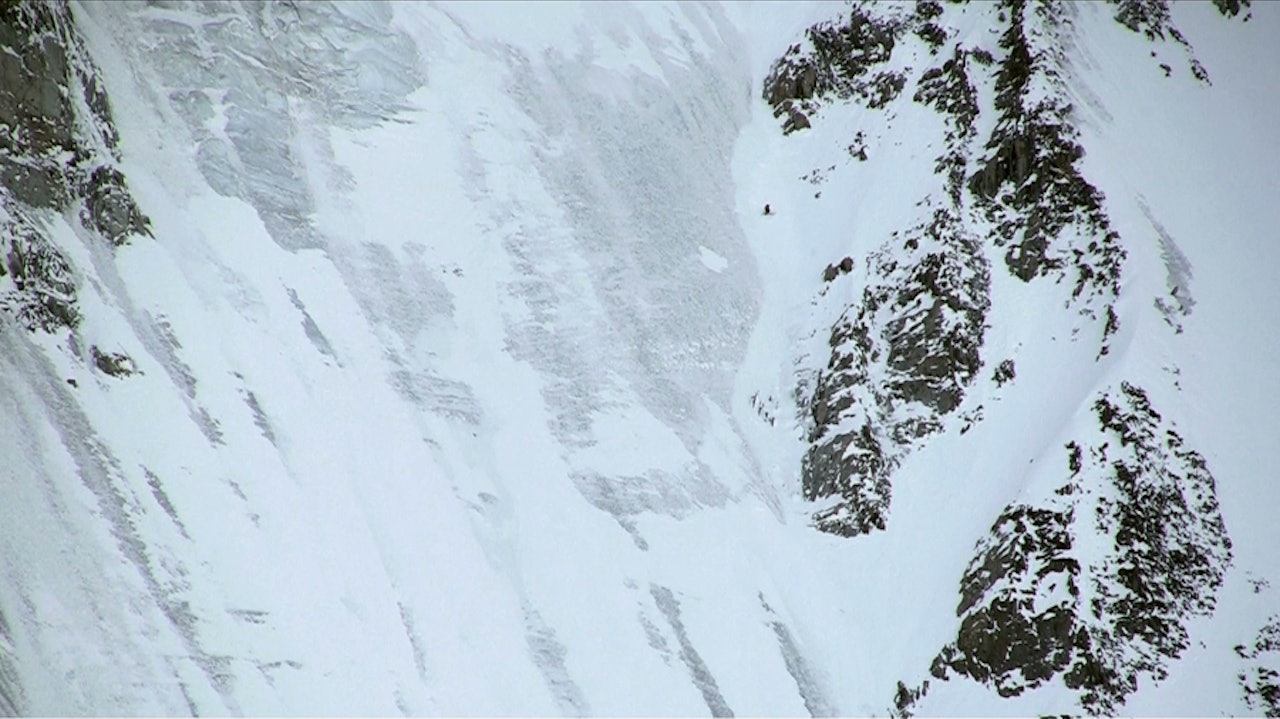 COMEBACK: Du ser han oppe til høyre for midten av bildet, Andreas Fransson på vei ned en av mange styggbratte linjer i Chamonix.