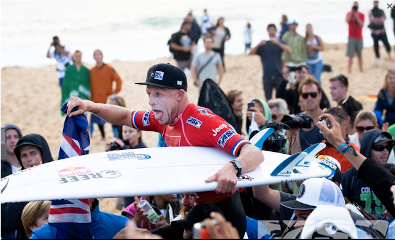FANNINGFANS: Mick Fanning har teoretiske muligheter for å sikre verdenscupseieren allerede neste uke. Under Quiksilver Pro i Frankrike tok han årets første seier. Bilde: ASP / Cestari FANNINGFANS: Mick Fanning har teoretiske muligheter for å sikre verdenscupseieren allerede neste uke. Under Quiksilver Pro i Frankrike tok han årets første seier. Bilde: ASP / Cestari