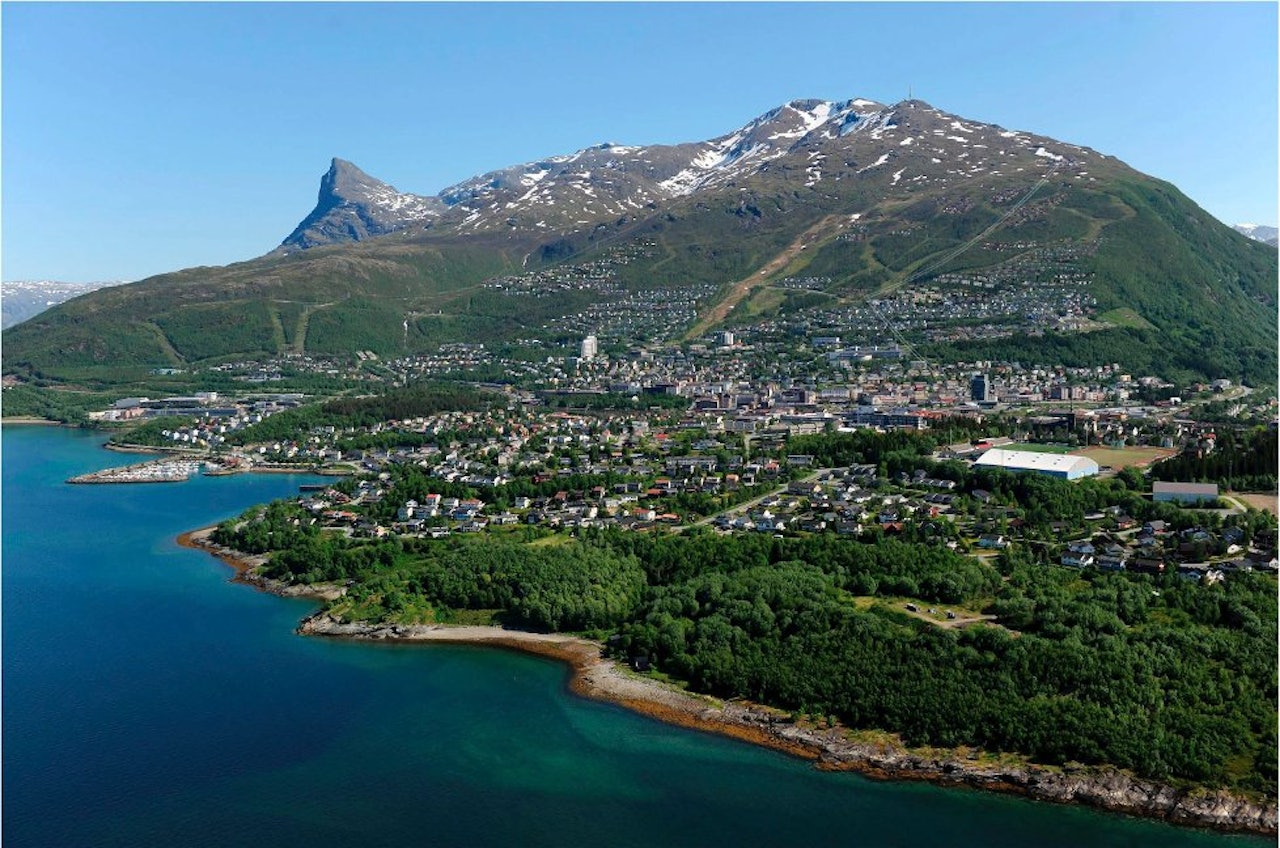 SLIK KAN DET BLI: Bildet er planarkitektens skisse til hvordan Narvikfjellet kan se ut på denne tida av året etter en massiv utbygging. Eierne mener det er nødvendig for å ta ut potensialet. Illustrasjon: DBC AS