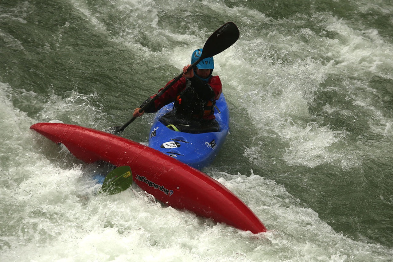 FØRST I MÅL: Nini Bondhus (med hodet over vannet) lurte seg foran i det siste stryket, og var eneste jente som nådde mål-bakevja i Åmotfallene. Dermed vant hun boatercrossen under Sjoa River festival. Foto: Tore Meirik FØRST I MÅL: Nini Bondhus (med hodet over vannet) lurte seg foran i det siste stryket, og var eneste jente som nådde mål-bakevja i Åmotfallene. Dermed vant hun boatercrossen under Sjoa River festival. Foto: Tore Meirik