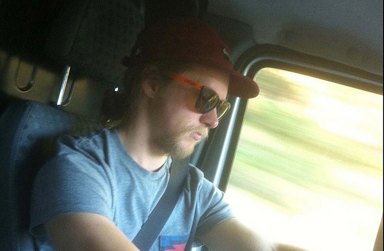 PÅ FILMTOUR: Åsmund Thorsen bak rattet på Fri Flyts firmabil. Han har også en stø hånd på rattet på filmtouren vår. Foto: Magnus Tveito PÅ FILMTOUR: Åsmund Thorsen bak rattet på Fri Flyts firmabil. Han har også en stø hånd på rattet på filmtouren vår. Foto: Magnus Tveito