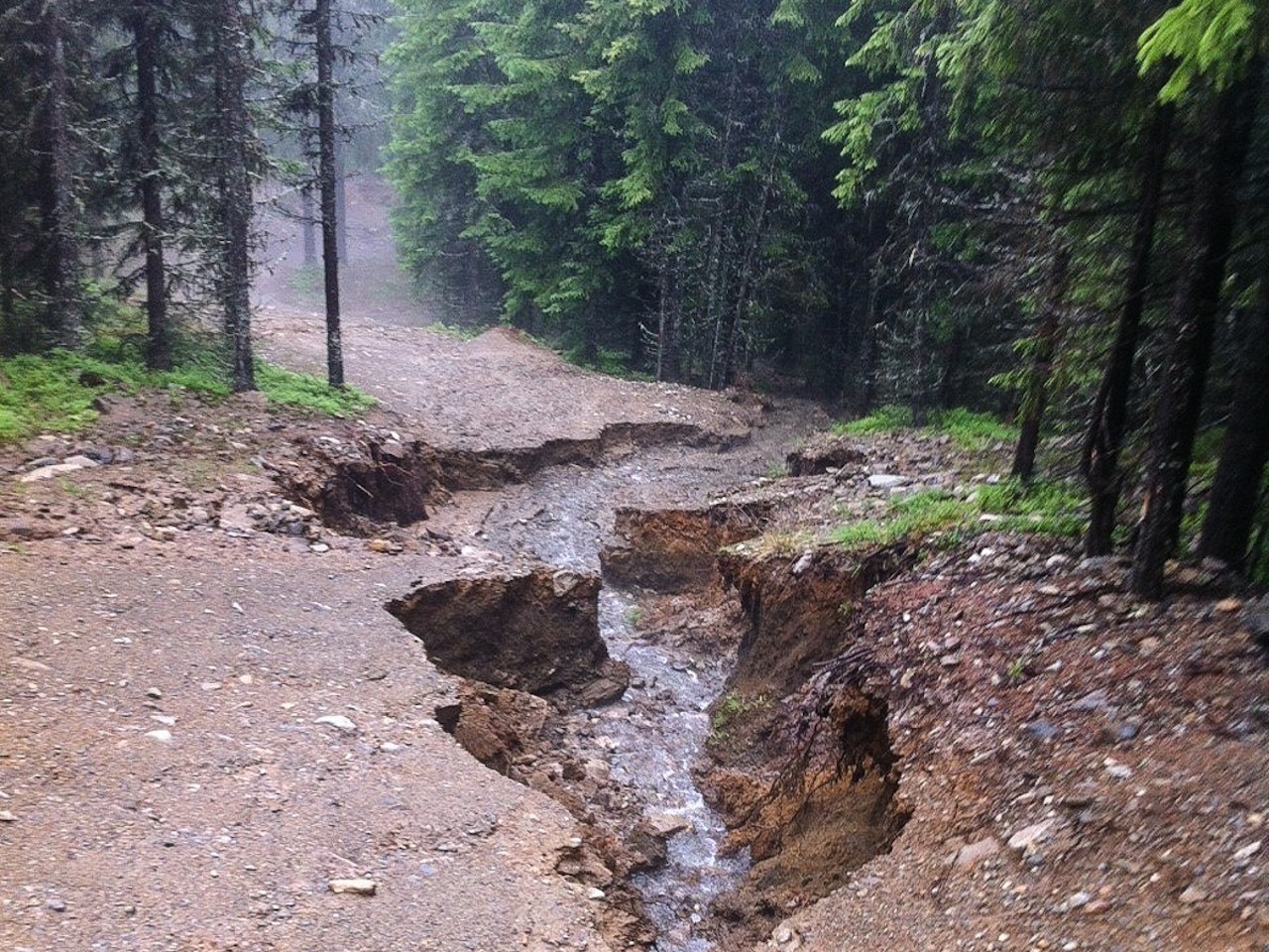 ELVER I LØYPA: Det er spesielt de nedre delene i anlegget som har fått skader. Øvre del ventes å åpne allerede fredag. Bilde: Hafjell Bike Park ELVER I LØYPA: Det er spesielt de nedre delene i anlegget som har fått skader. Øvre del ventes å åpne allerede fredag. Bilde: Hafjell Bike Park