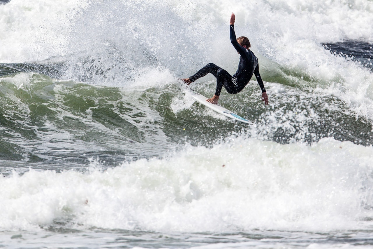 JULI-GUTT: Espen Odén Evertsen er på plass med nytt brett og klar for en ny måned i vannet. Bilde: Jostein Nilsen JULI-GUTT: Espen Odén Evertsen er på plass med nytt brett og klar for en ny måned i vannet. Bilde: Jostein Nilsen
