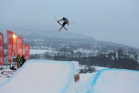 BEST PÅ LØRDAG: Felix Usterud dro inn dagens høyeste score under norgescupunden i big air i Kirkerudbakken lørdag. Foto: Andreas Løve Storm Fausko