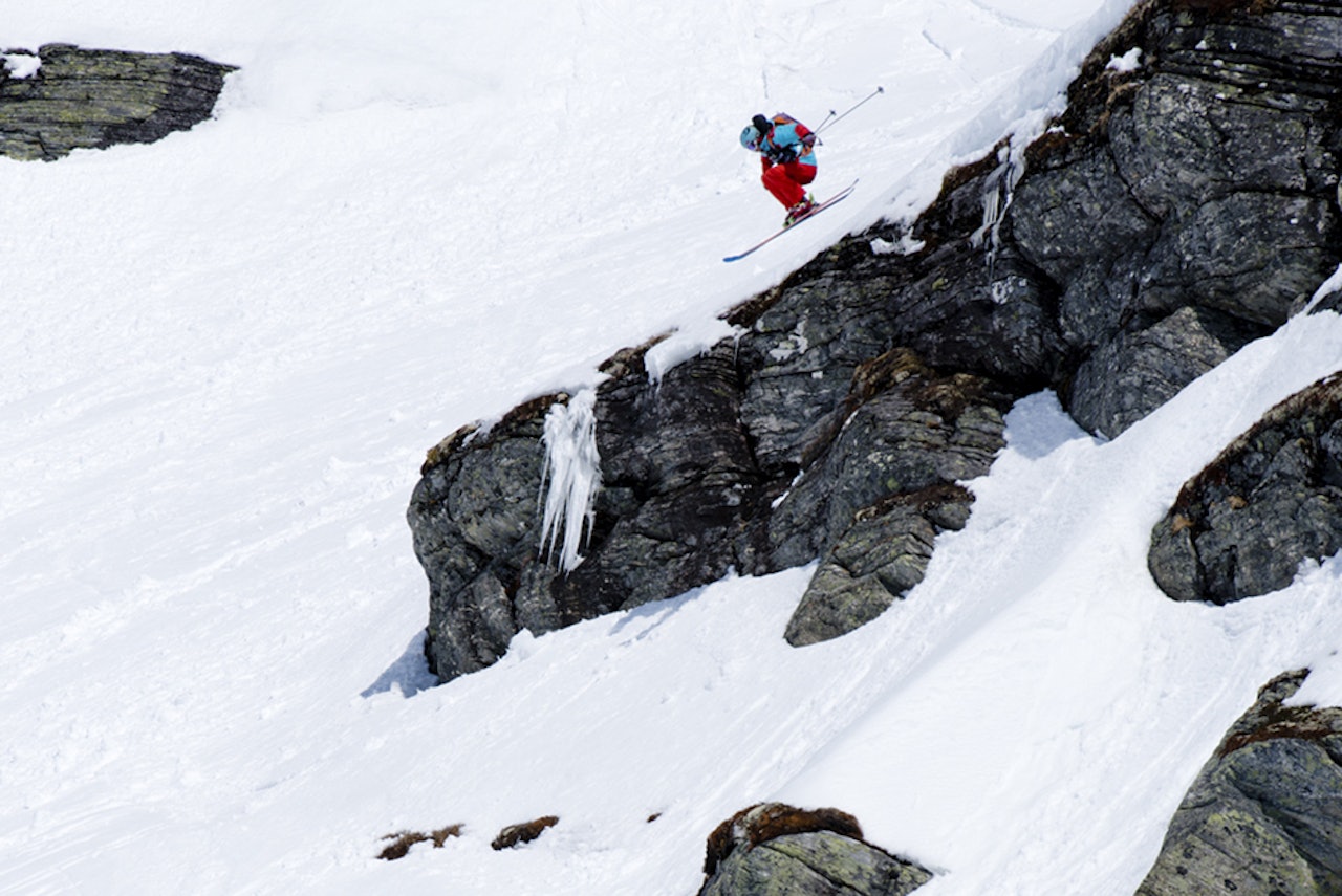 MISTA SKIA: Ove Nestvold fra Lom kjørte steinbra, men mista skia i sitt siste klippedropp. Likevel susa han i mål uten kræsj, men reglene sier at alt utstyret må være med til mål. Dermed ble det no-score. Hele situasjonen ser du i Best-of filmen. Foto: Martin I. Dalen MISTA SKIA: Ove Nestvold fra Lom kjørte steinbra, men mista skia i sitt siste klippedropp. Likevel susa han i mål uten kræsj, men reglene sier at alt utstyret må være med til mål. Dermed ble det no-score. Hele situasjonen ser du i Best-of filmen. Foto: Martin I. Dalen