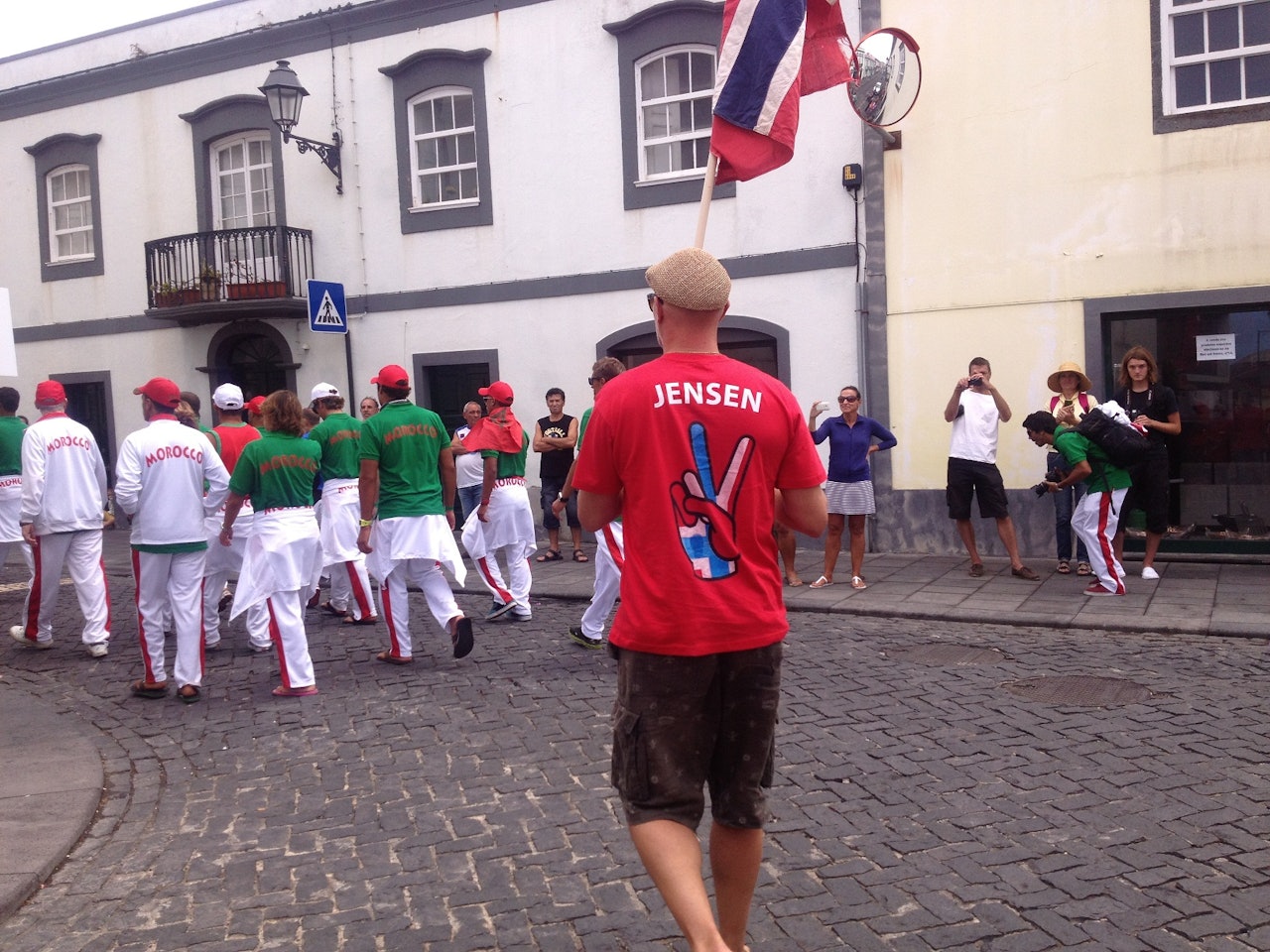 TOG: Som vanlig praksis gikk alle lag i tog med to korps gjennom tettstedet Ribbeira Grande, med offisiell åpning av Presidenten for Europeen Surf Federation samt taler fra ordfører av Sao Miguel. Her ser du ryggen til evigunge Jan Erik Jensen. Bilde: NSFR TOG: Som vanlig praksis gikk alle lag i tog med to korps gjennom tettstedet Ribbeira Grande, med offisiell åpning av Presidenten for Europeen Surf Federation samt taler fra ordfører av Sao Miguel. Her ser du ryggen til evigunge Jan Erik Jensen. Bilde: NSFR