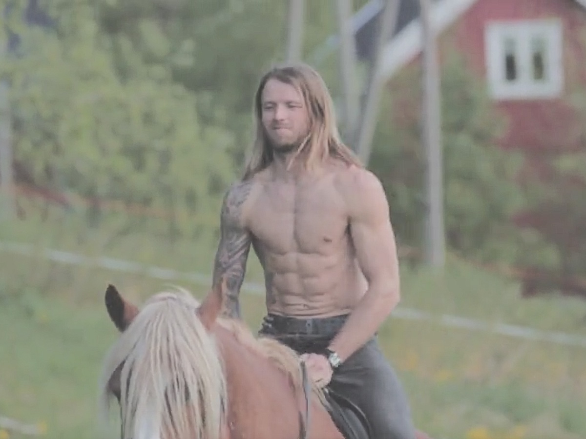 PUTINS UKJENTE BROR: Vi kan vel være temmelig sikre på at dette er første (og siste?) gang en halvnaken mann på hest havner på friflyt.no. Sånn er det blitt i kampen mot de superkommersielle mediene. 