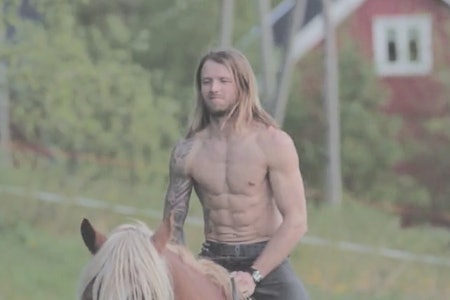 PUTINS UKJENTE BROR: Vi kan vel være temmelig sikre på at dette er første (og siste?) gang en halvnaken mann på hest havner på friflyt.no. Sånn er det blitt i kampen mot de superkommersielle mediene. PUTINS UKJENTE BROR: Vi kan vel være temmelig sikre på at dette er første (og siste?) gang en halvnaken mann på hest havner på friflyt.no. Sånn er det blitt i kampen mot de superkommersielle mediene.