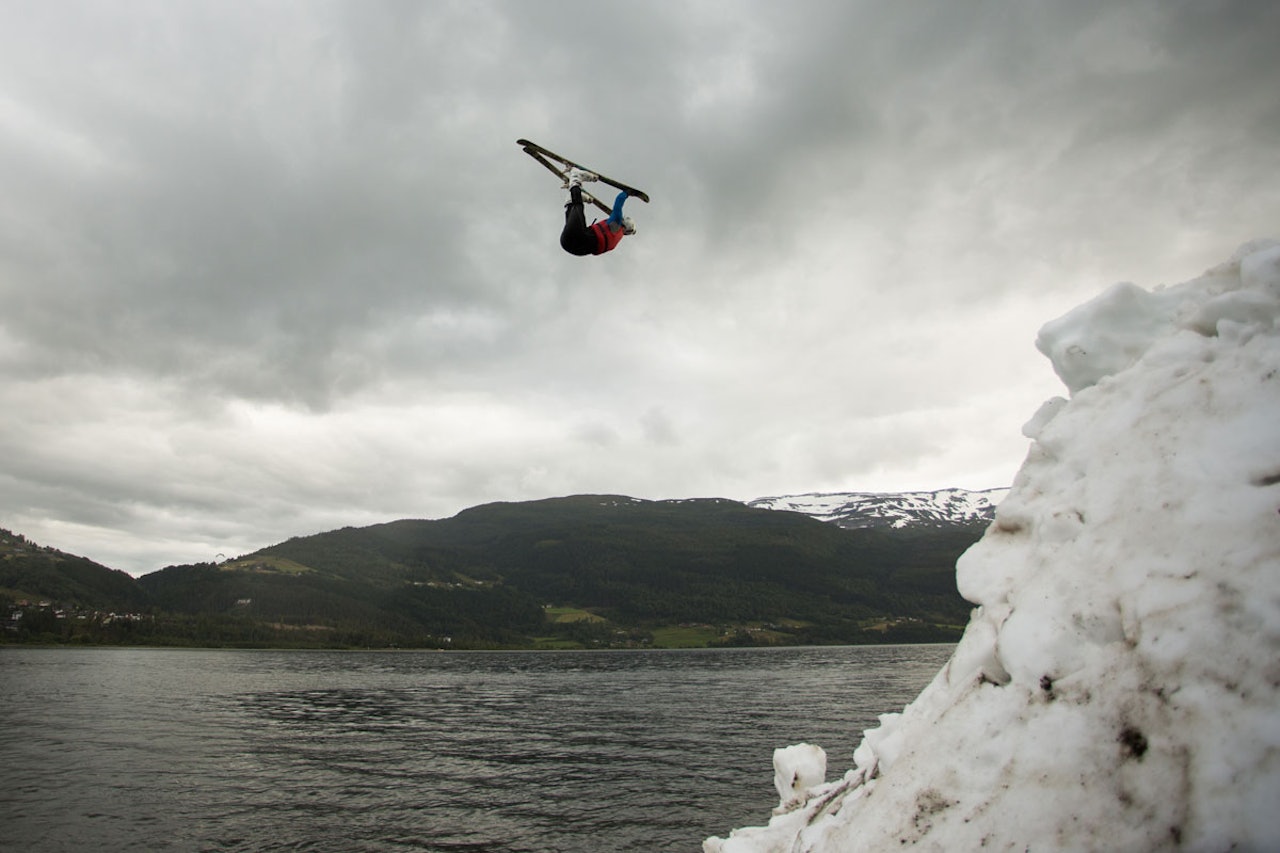 SÅÅÅÅÅÅÅ 2005: ...og såååååååå tøft å se Christoffer Melhus tilbake med strake bein og begge henda i godt tak rundt skituppene. Foto: Tore Meirik SÅÅÅÅÅÅÅ 2005: ...og såååååååå tøft å se Christoffer Melhus tilbake med strake bein og begge henda i godt tak rundt skituppene. Foto: Tore Meirik