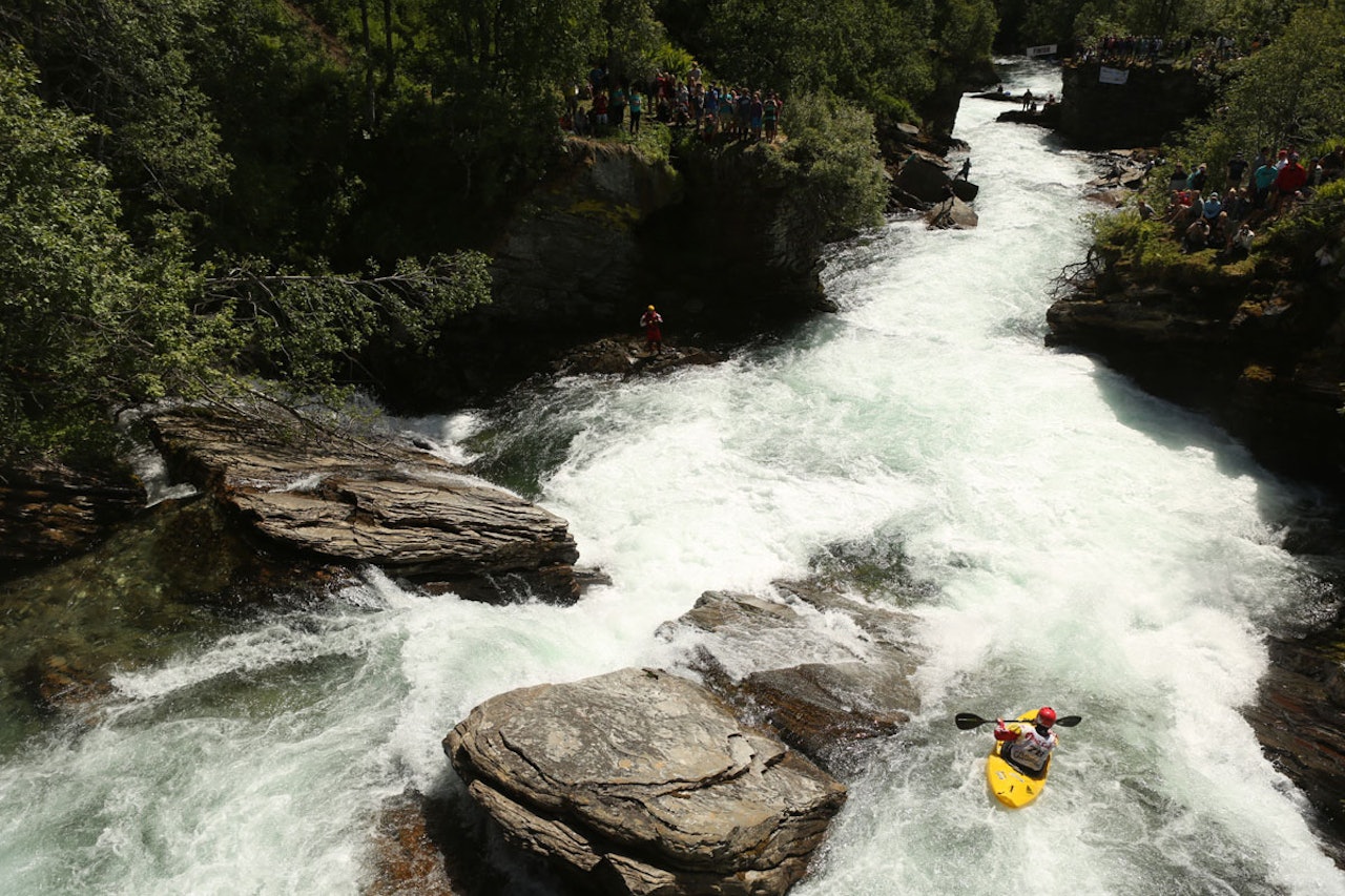 INN TIL SEIER: Sam Sutton i ferd med å padle inn til seier i dagens ekstremutfor i Myrkdalselva ved Voss. Foto: Tore Meirik INN TIL SEIER: Sam Sutton i ferd med å padle inn til seier i dagens ekstremutfor i Myrkdalselva ved Voss. Foto: Tore Meirik