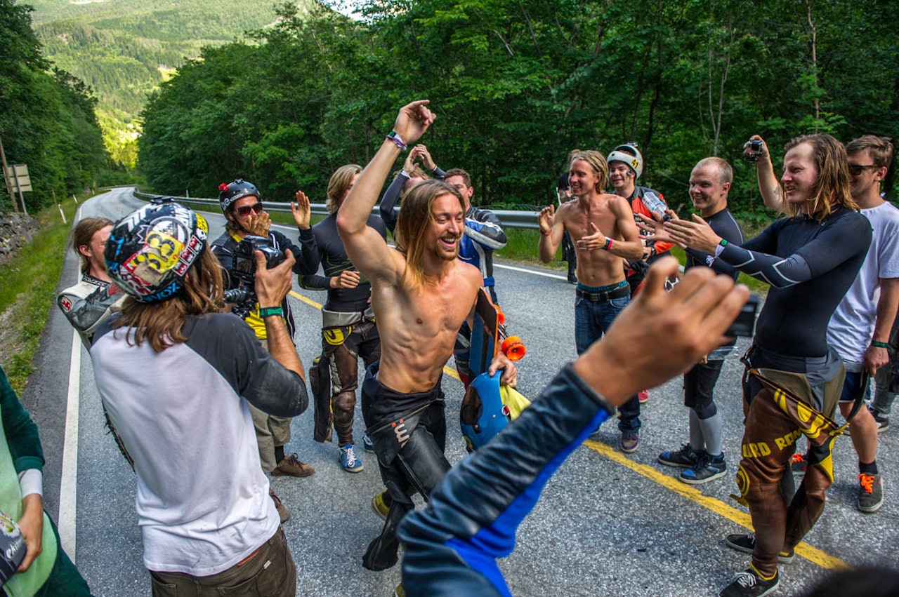 FEIRING: Ingenting å si på stemninga da Erik Lundberg ble avslørt som vinner i dag. Foto: Olav Standal Tangen FEIRING: Ingenting å si på stemninga da Erik Lundberg ble avslørt som vinner i dag. Foto: Olav Standal Tangen