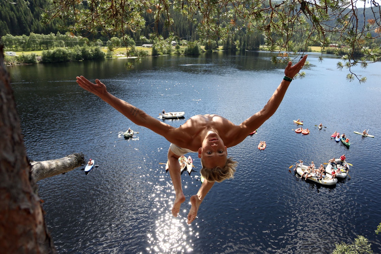 FOKUS: Dennis Myrland tar en titt på fotografen i samme slengen som han slenger seg utfor 12-meter´n. Foto: Tore Meirik FOKUS: Dennis Myrland tar en titt på fotografen i samme slengen som han slenger seg utfor 12-meter´n. Foto: Tore Meirik