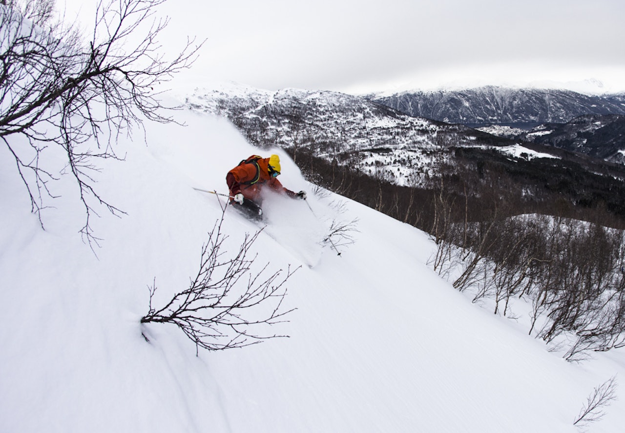 TESTFØRE: Slik var føret på Stranda under skitesten. Tore Meirik sliter seg gjennom nok en dag på kontoret. Foto: Hans Petter Hval TESTFØRE: Slik var føret på Stranda under skitesten. Tore Meirik sliter seg gjennom nok en dag på kontoret. Foto: Hans Petter Hval