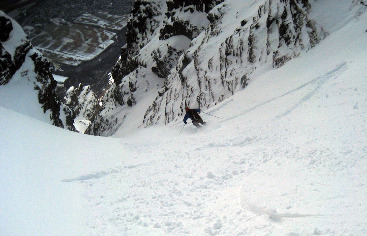 GOD SNØ: Even Valseth koser seg med pudder i toppen av renna. Foto: Henrik Langeland GOD SNØ: Even Valseth koser seg med pudder i toppen av renna. Foto: Henrik Langeland
