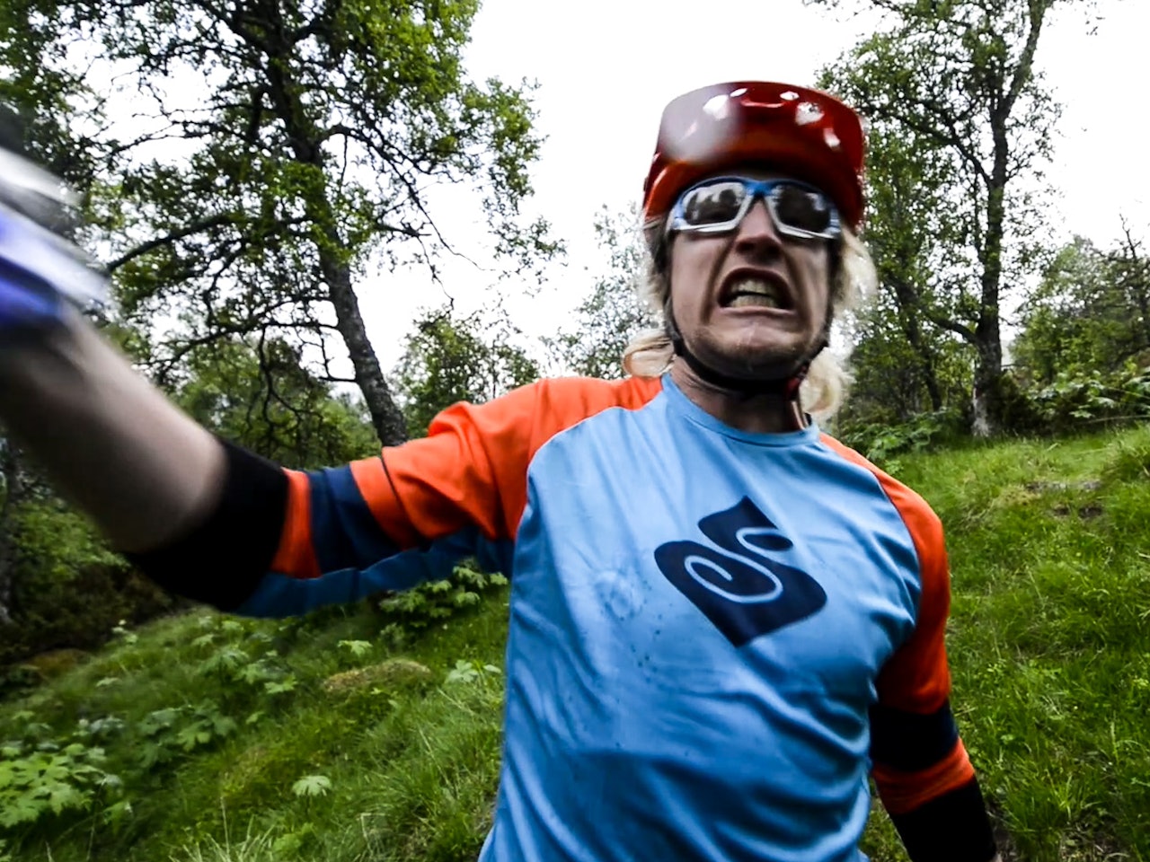 FORBEREDELSER: Øyvind har nettopp bælmet nedpå en boks med energidrikk. Om det var nødvendig, kan sikkert diskuteres. FORBEREDELSER: Øyvind har nettopp bælmet nedpå en boks med energidrikk. Om det var nødvendig, kan sikkert diskuteres.