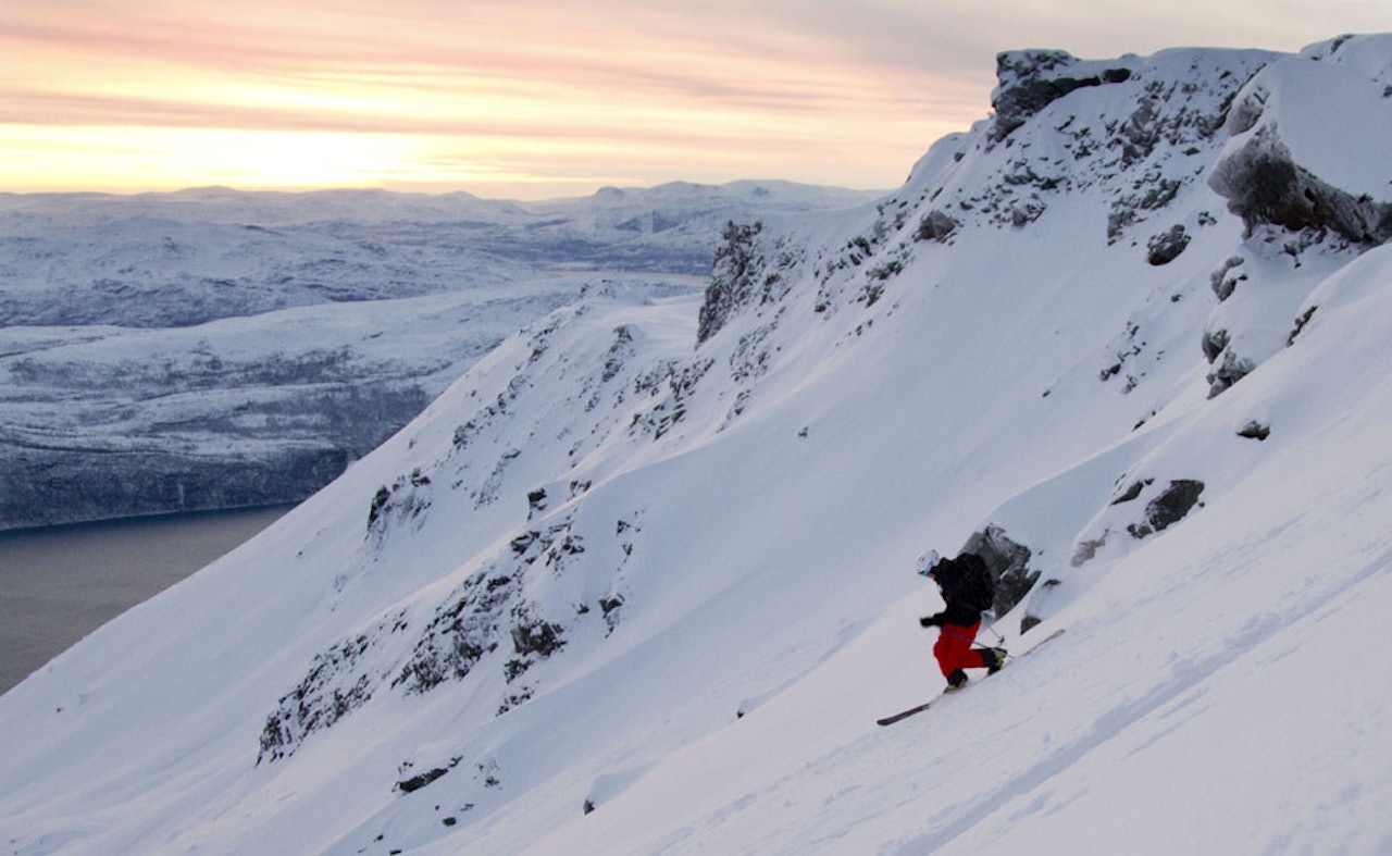 FINT PÅ SKARE: Midt på dagen er det nok lys til å slippe hodelykta og kose seg på ski. FINT PÅ SKARE: Midt på dagen er det nok lys til å slippe hodelykta og kose seg på ski.